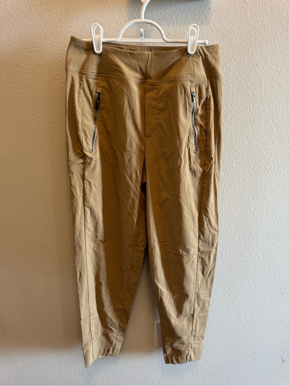 Athleta Tan Trekkie north jogger 2 VGUC